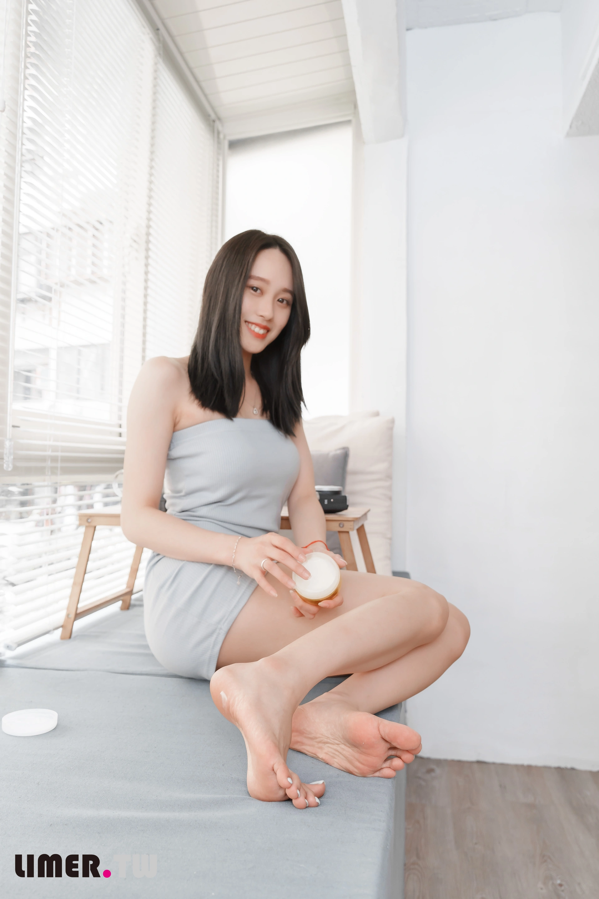 [Limerence] NO.041 极品女神Sammy 嫩足玩弄穆勒鞋 0